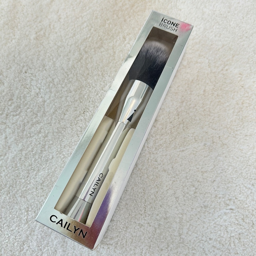 NWT CAILYN Pom Pom Kabuki Brush